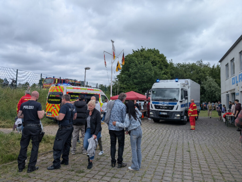 Einsatzfahrzeuge von Polizei, Rettungsdienst und LKA beim Familienfest
