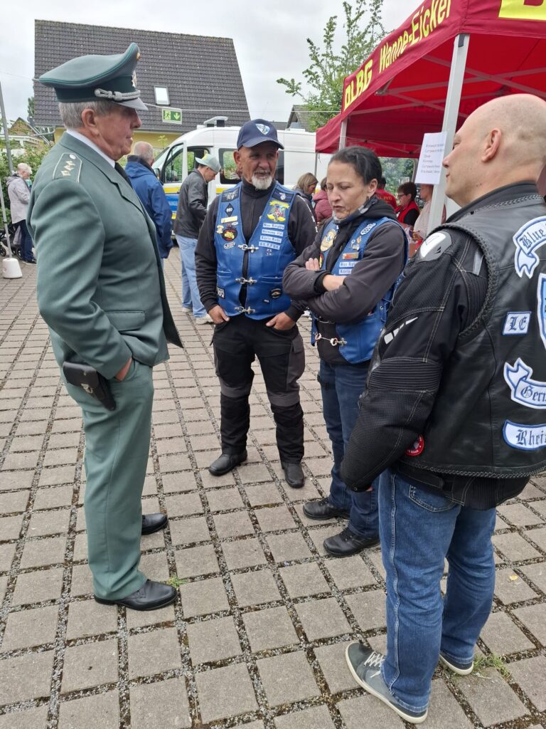 Gespräch zwischen Blue Knights und einem Polizei-Veteranen in historischer Uniform