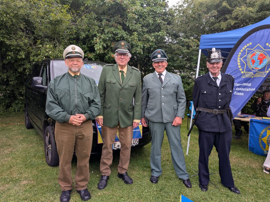 Polizei-Veteranen der IPA in historischen Uniformen
