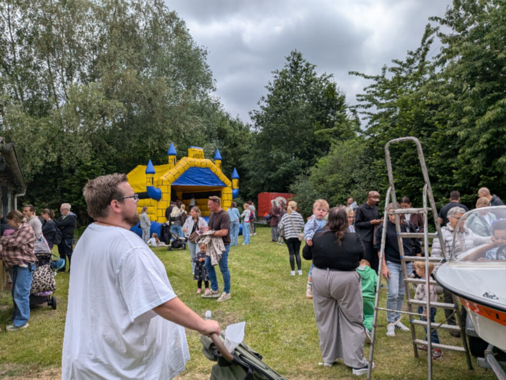 Hüpfburg für Kinder beim Familienfest am Kanal