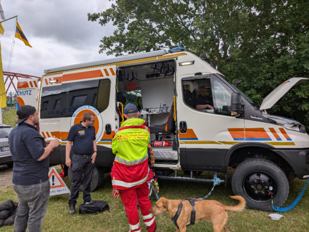Fahrzeug des Katastrophenschutzes mit Rettungshund