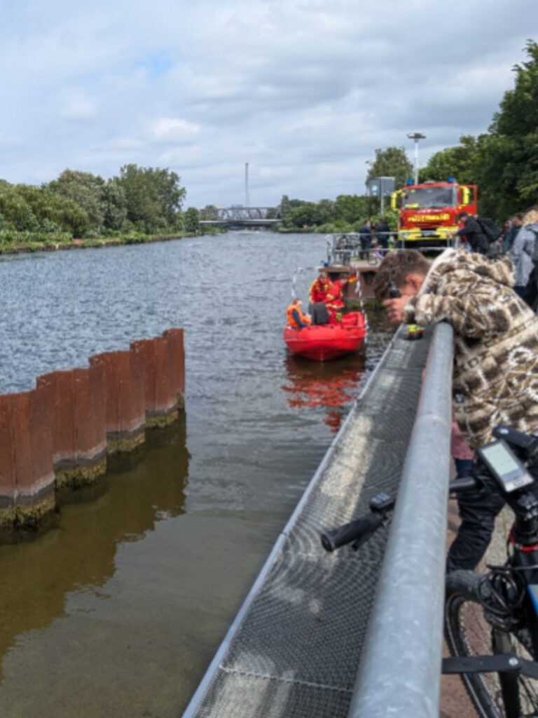 DLRG-Boot mit Kindern auf dem Rhein-Herne-Kanal