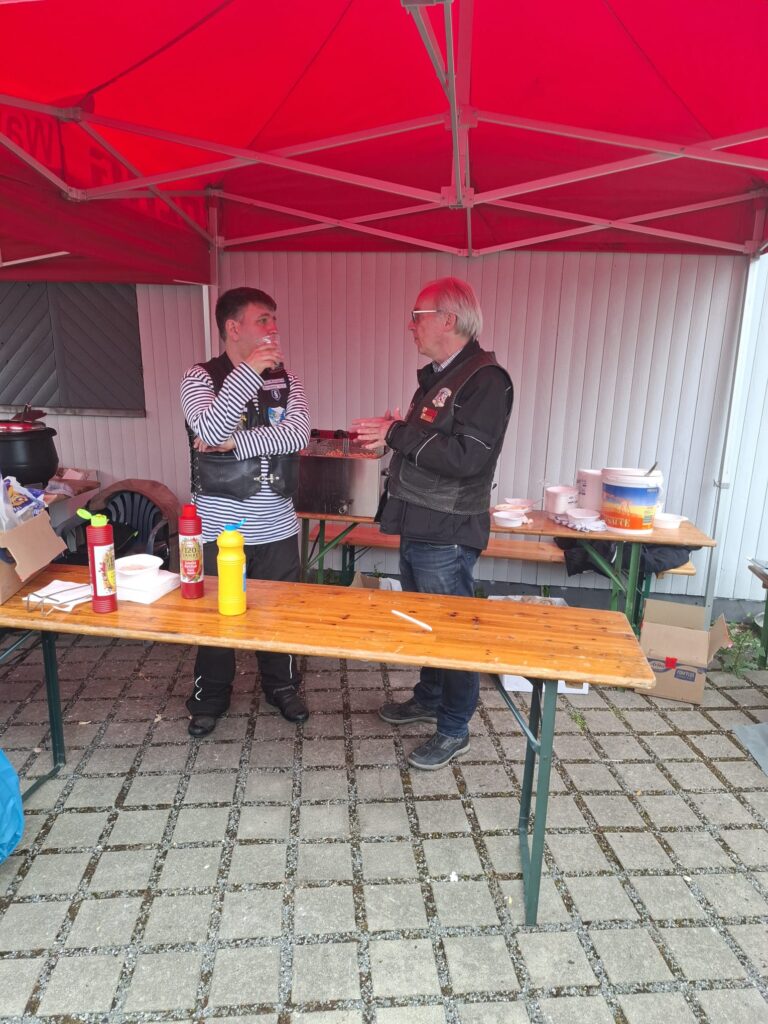 Helfer der Blue Knights am Verpflegungsstand