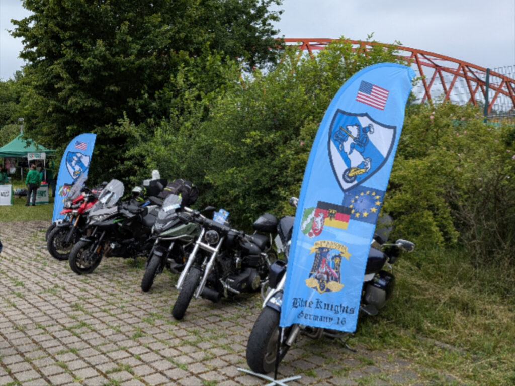 Motorräder der Blue Knights Germany XVI mit blauen Bannern beim Familienfest in Wanne-Eickel