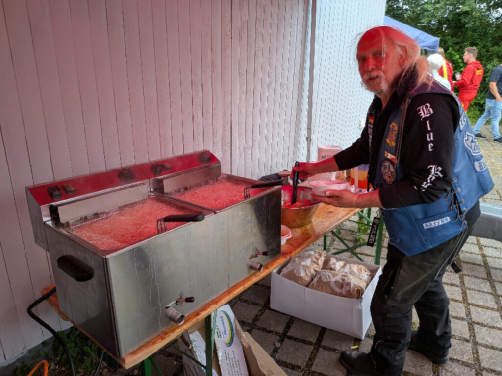 Pommes frites werden an der Fritteuse zubereitet