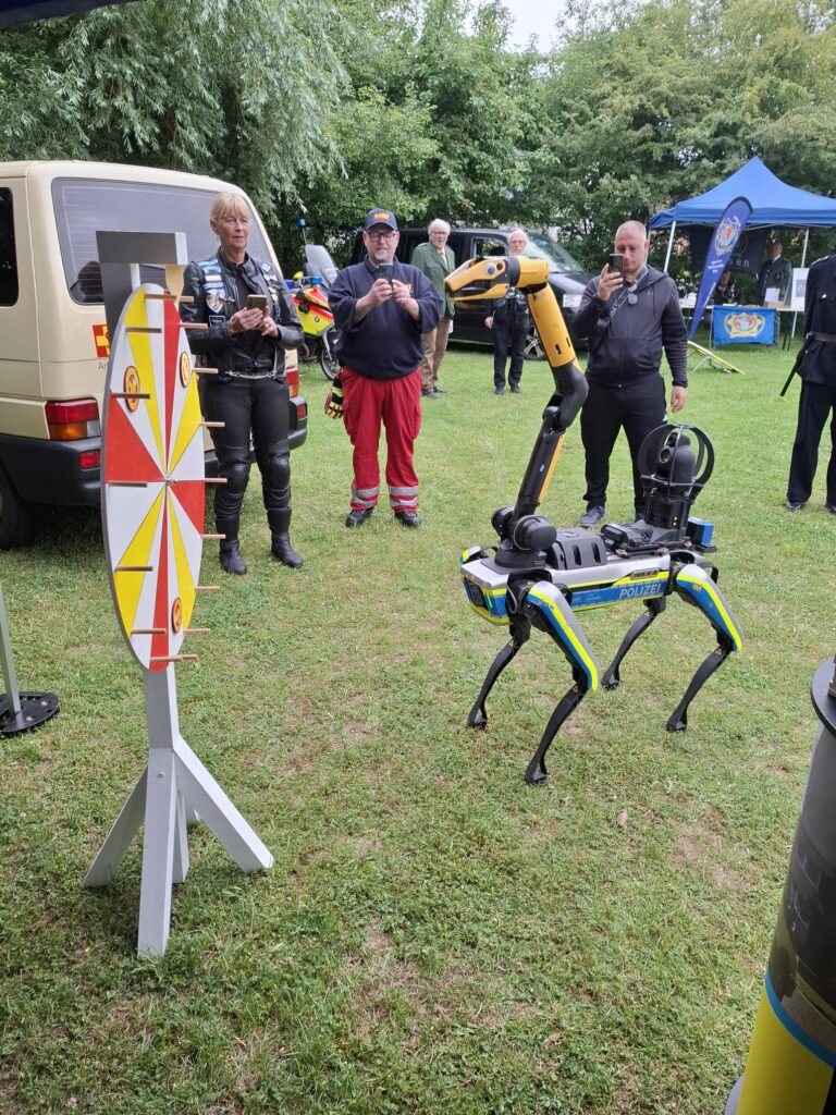 Roboterhund der Polizei neben einem Glücksrad