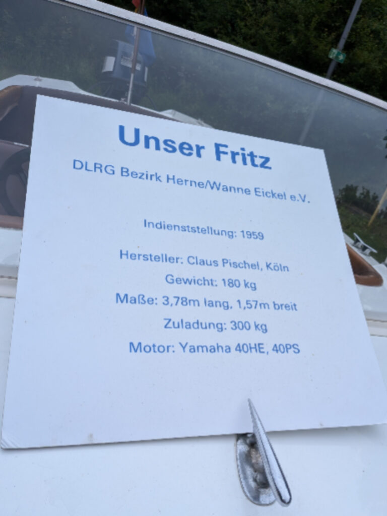 Infotafel zum DLRG-Rettungsboot Unser Fritz