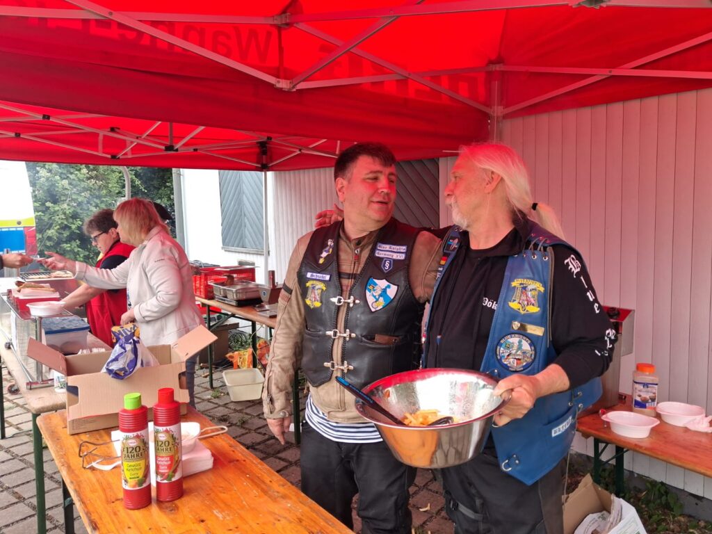 Helferinnen am Grill- und Verpflegungsstand der Blue Knights