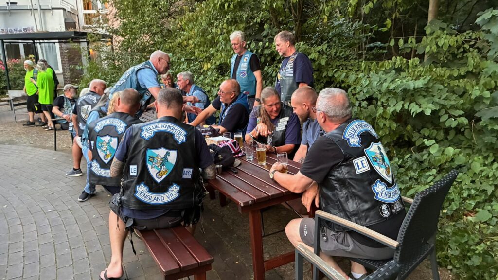 Gäste der Blue Knights England VII am Biertisch