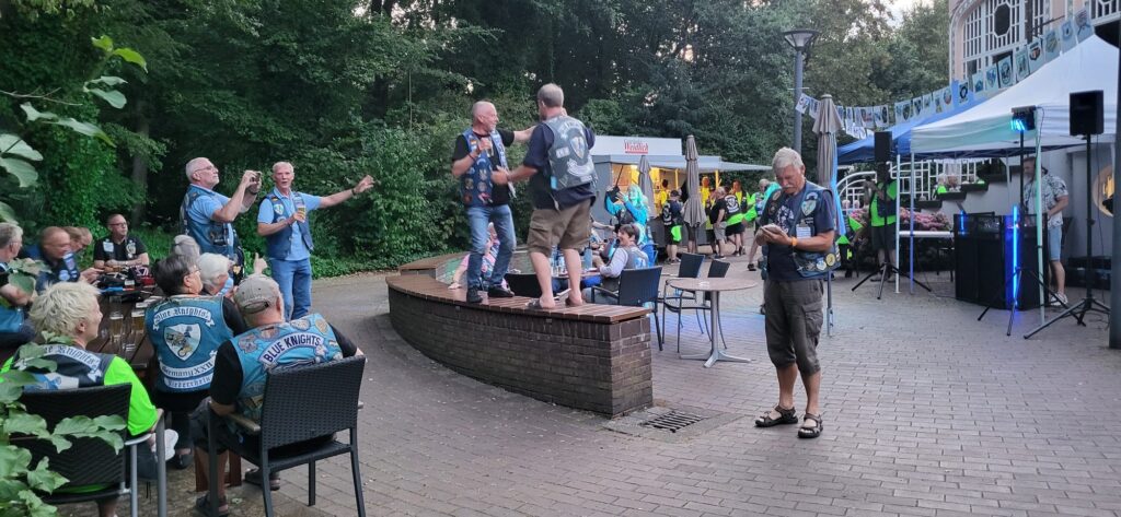 Gäste tanzen auf einer Mauer im Hof