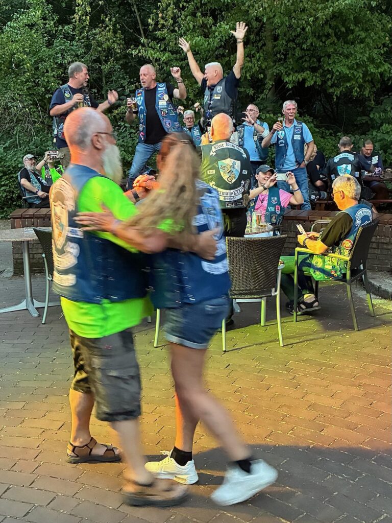Ein Paar tanzt im Hof der Wolfsburg
