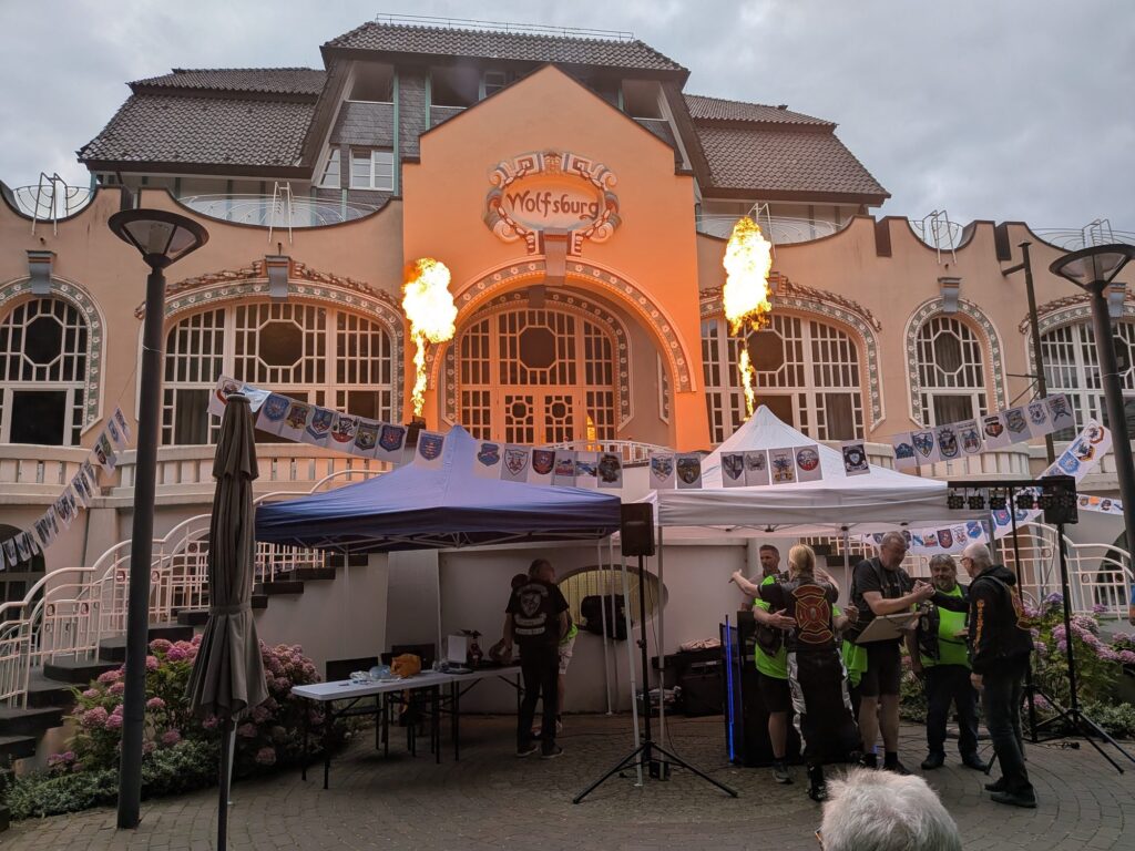 Feuers&auml;ulen am Eingang der Wolfsburg beim Jubil&auml;um 25 Jahre BK16