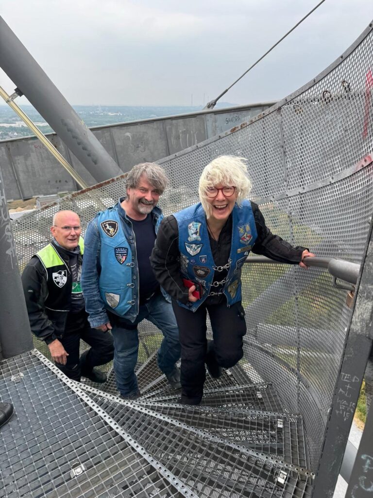 Drei Blue Knights auf der Treppe des Tetraeders