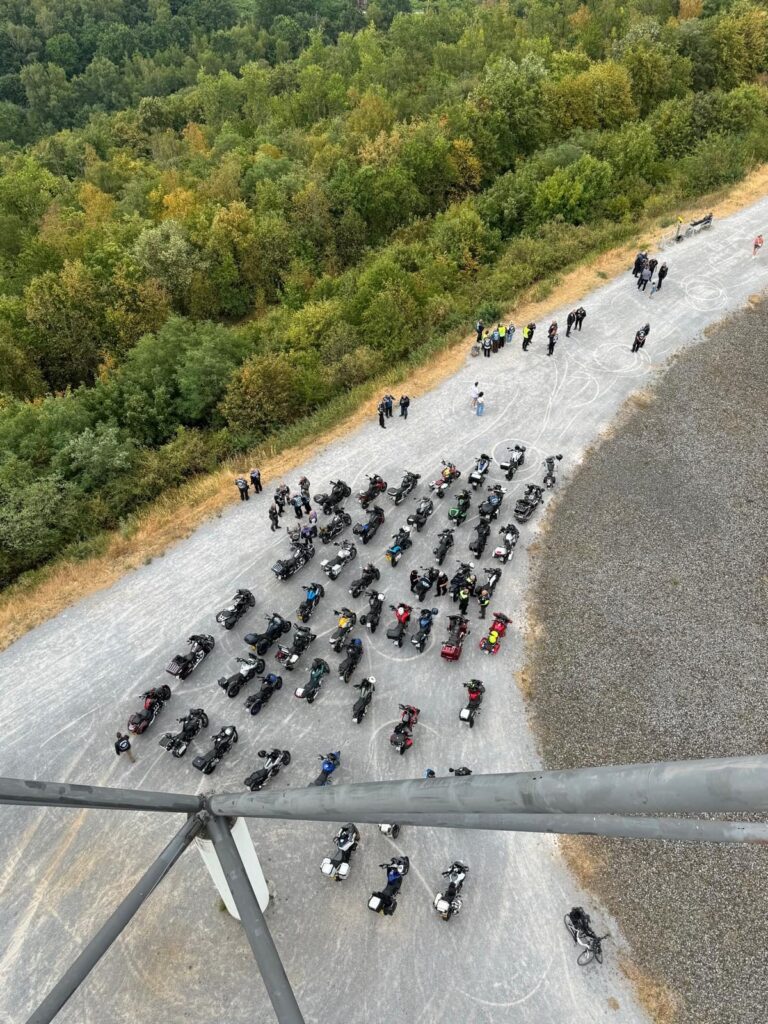 Blick von oben auf die Motorräder auf dem Plateau der Halde
