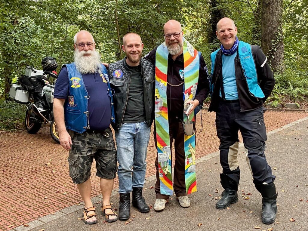 Der Chapter-Pastor mit Blue Knights vor den Motorrädern