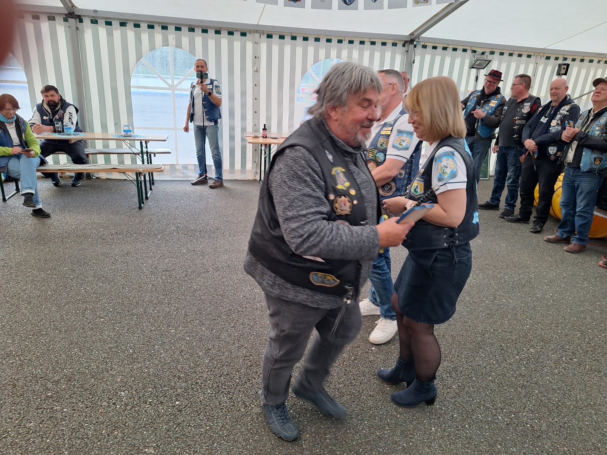 Beinahe ein Tänzchen: herzlicher Moment bei der Übergabe im Festzelt