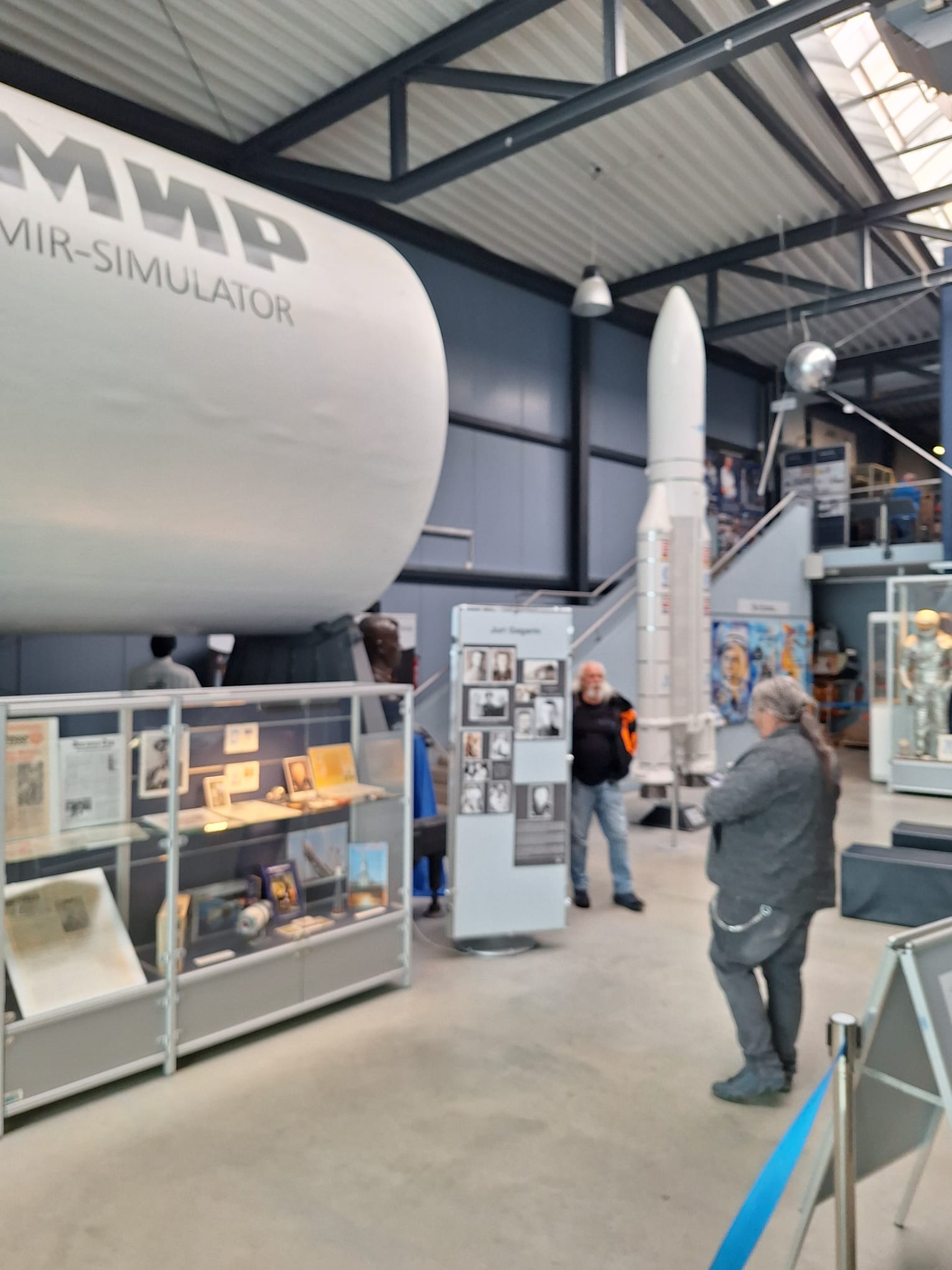 MIR-Simulator und Ariane-Rakete im Raumfahrtmuseum, zwei Mitglieder davor