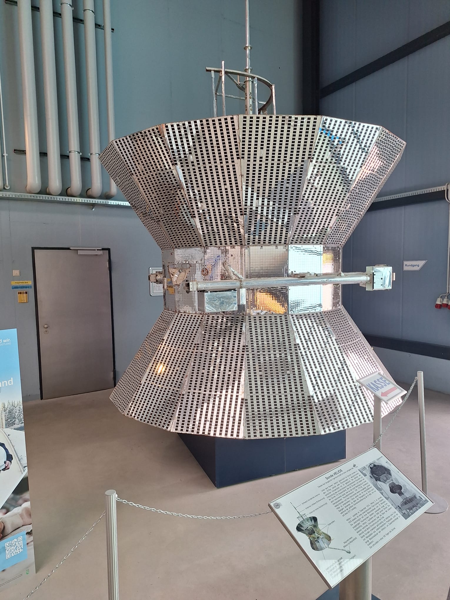 Glänzendes Satelliten-Exponat im Raumfahrtmuseum