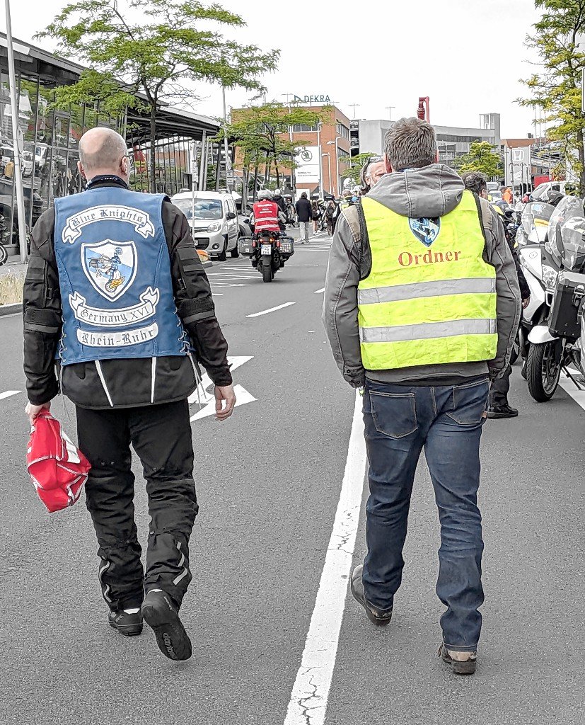 Zwei Helfer der Blue Knights auf dem Weg zum Biker4Kids-Korso