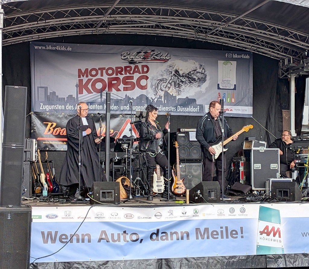 B&uuml;hne mit Pfarrer und Band beim Biker-Gottesdienst, Banner Biker4Kids Motorradkorso