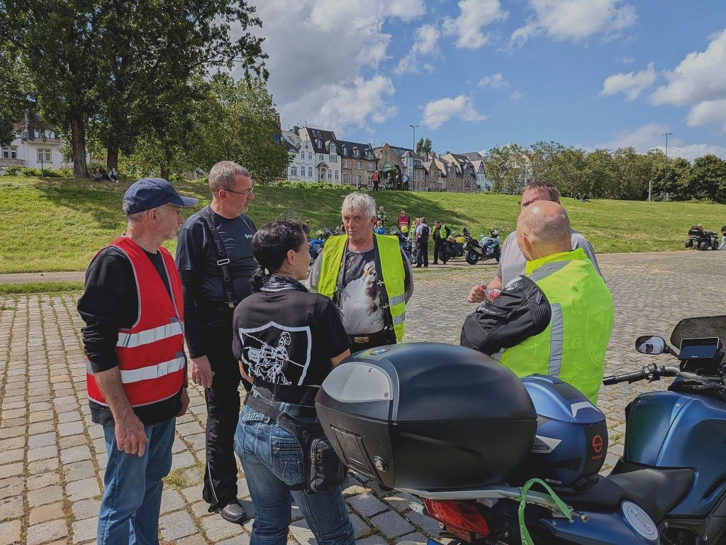 Helfergruppe im Gespräch während der Korso-Pause auf der Rheinwiese