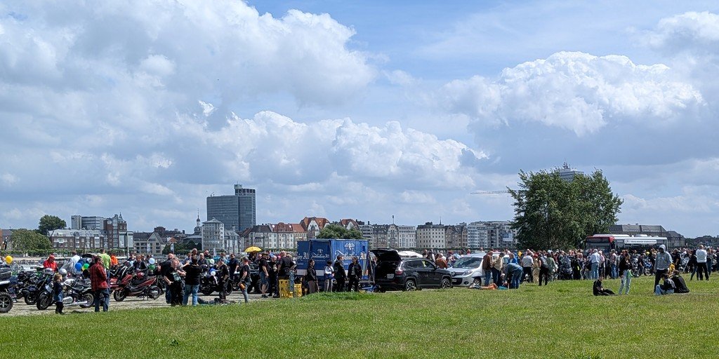 Blick &uuml;ber die Rheinwiese mit der D&uuml;sseldorfer Skyline w&auml;hrend der Korso-Pause