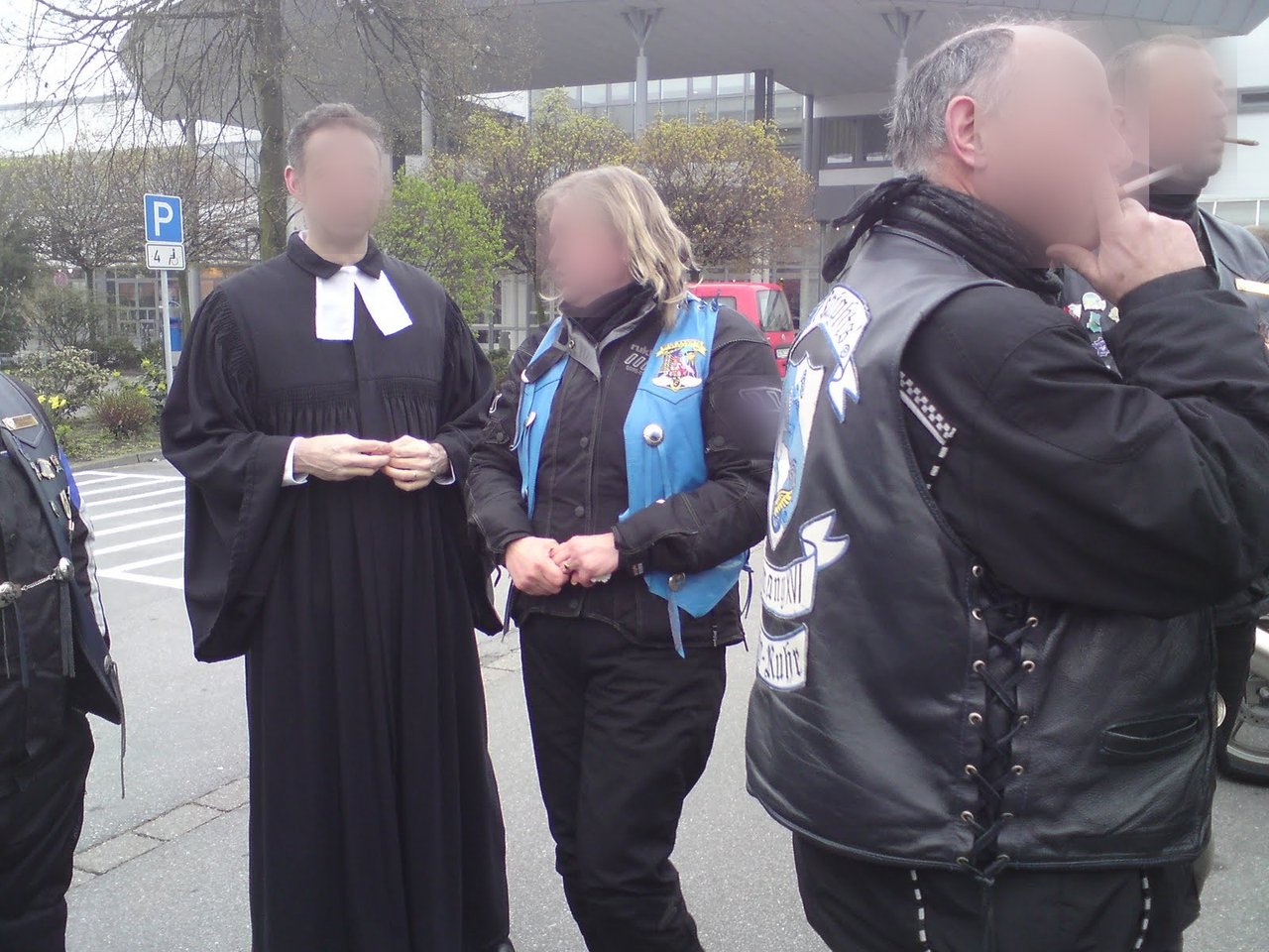 Mitglieder mit einem Pfarrer beim CMO-Korso, 2009