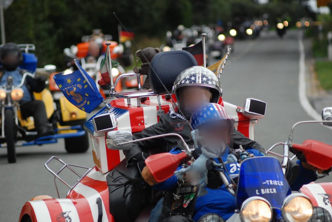 Kind im Sternenhelm auf einem Trike im Korso, 2008
