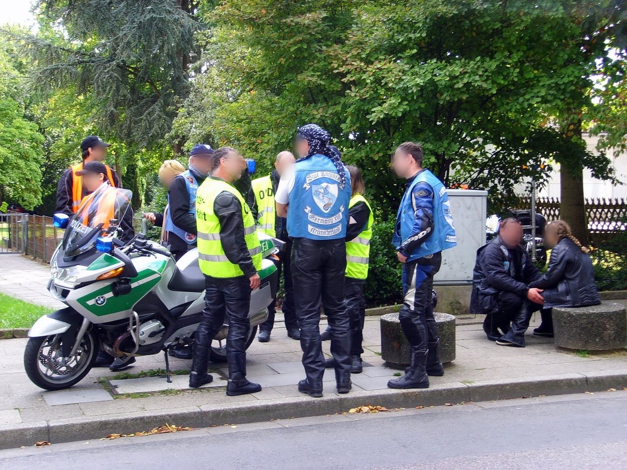 Ordner-Gruppe an einer Polizeimaschine, 2008