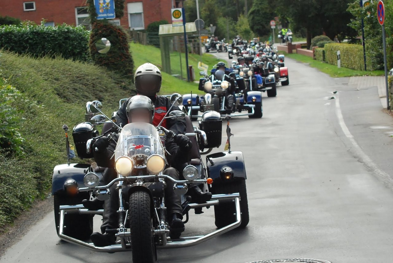 Trike-Gespann an der Spitze einer Ausfahrt, 2008